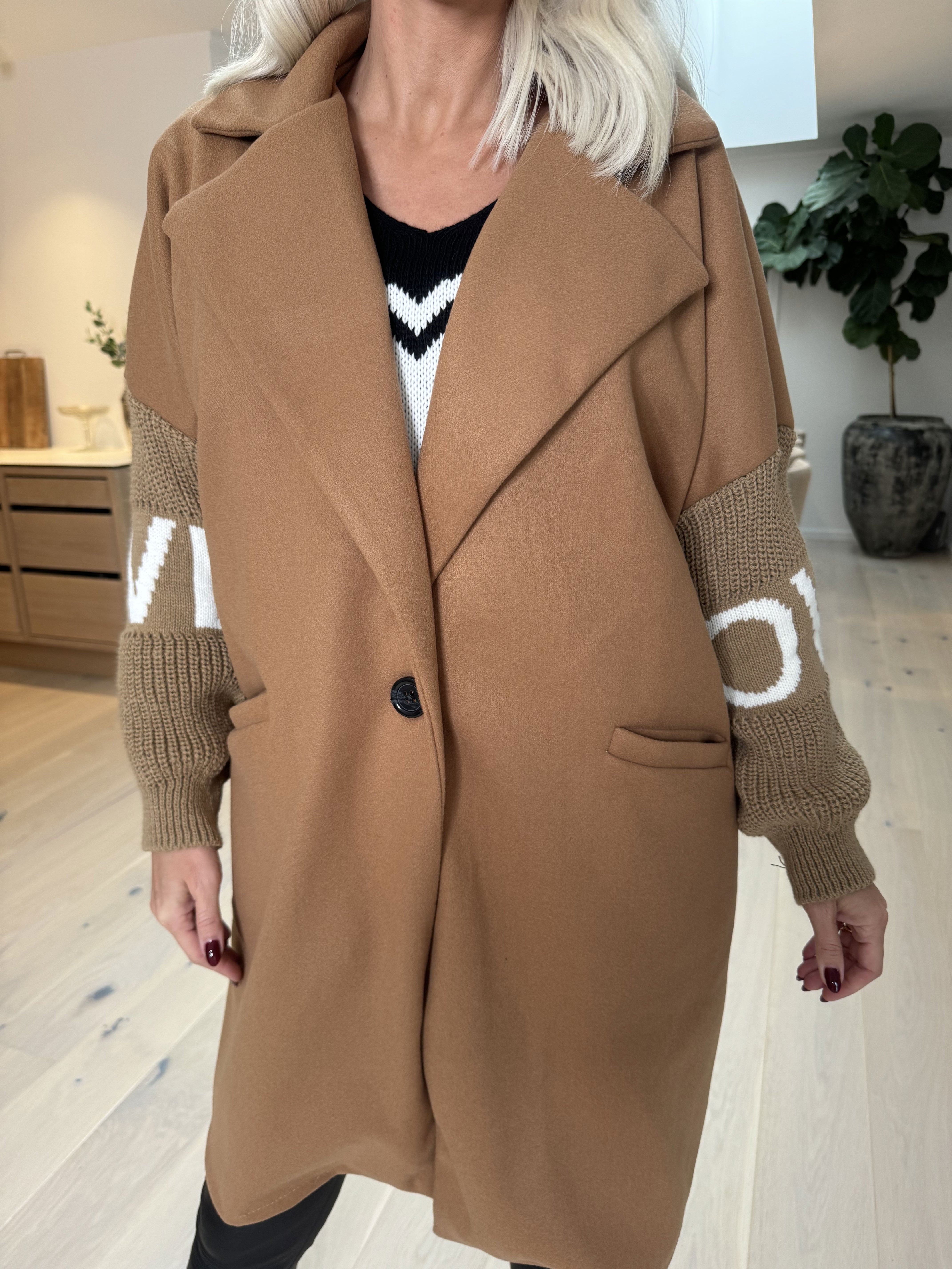 Debbie Short - Jakke med strikærmer